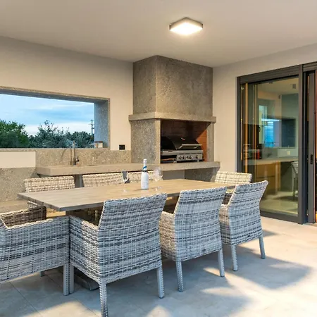 Beautiful In With Kitchen Bale